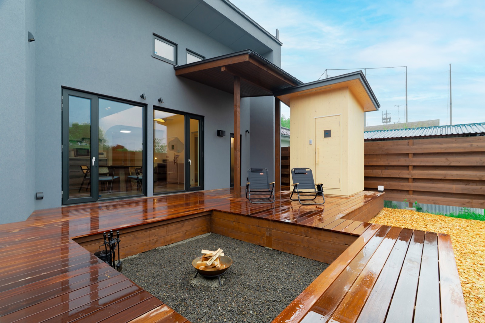 揺れる焚き火の炎