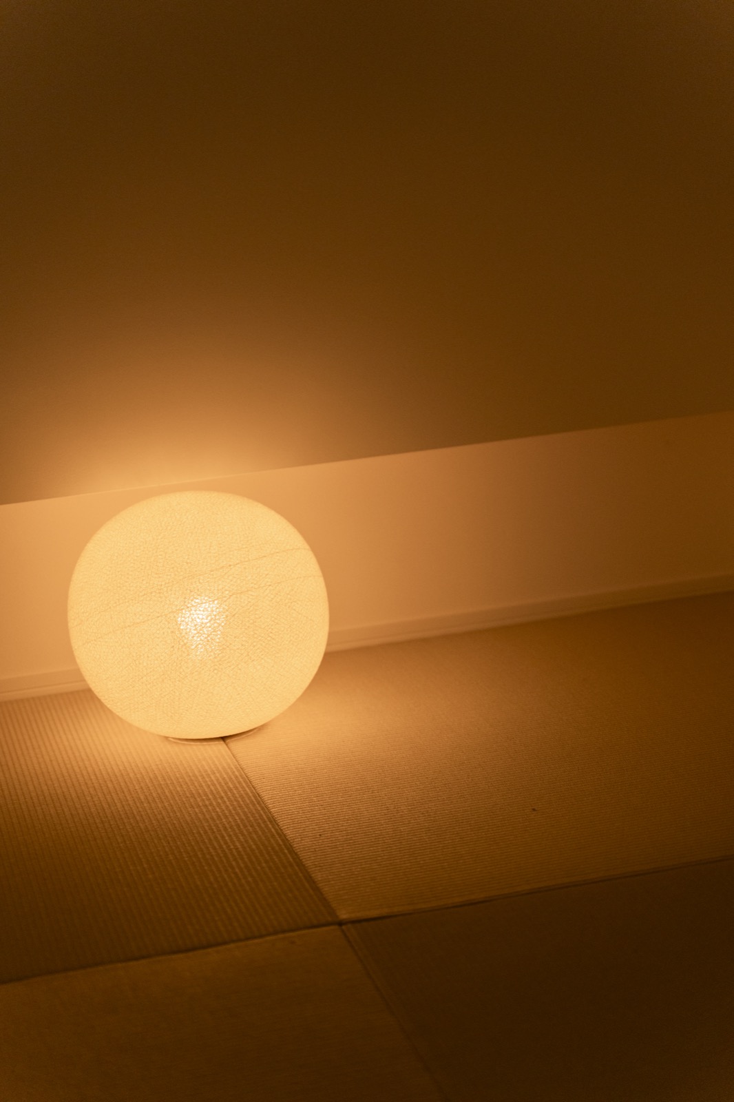 月灯りに照らされた部屋